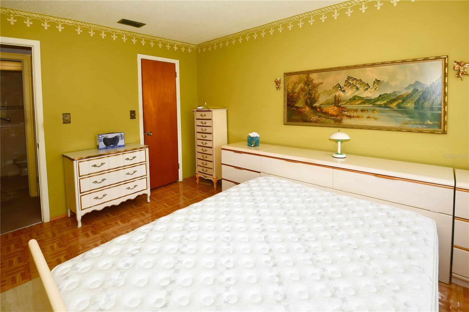 TB8455323 Property Photo