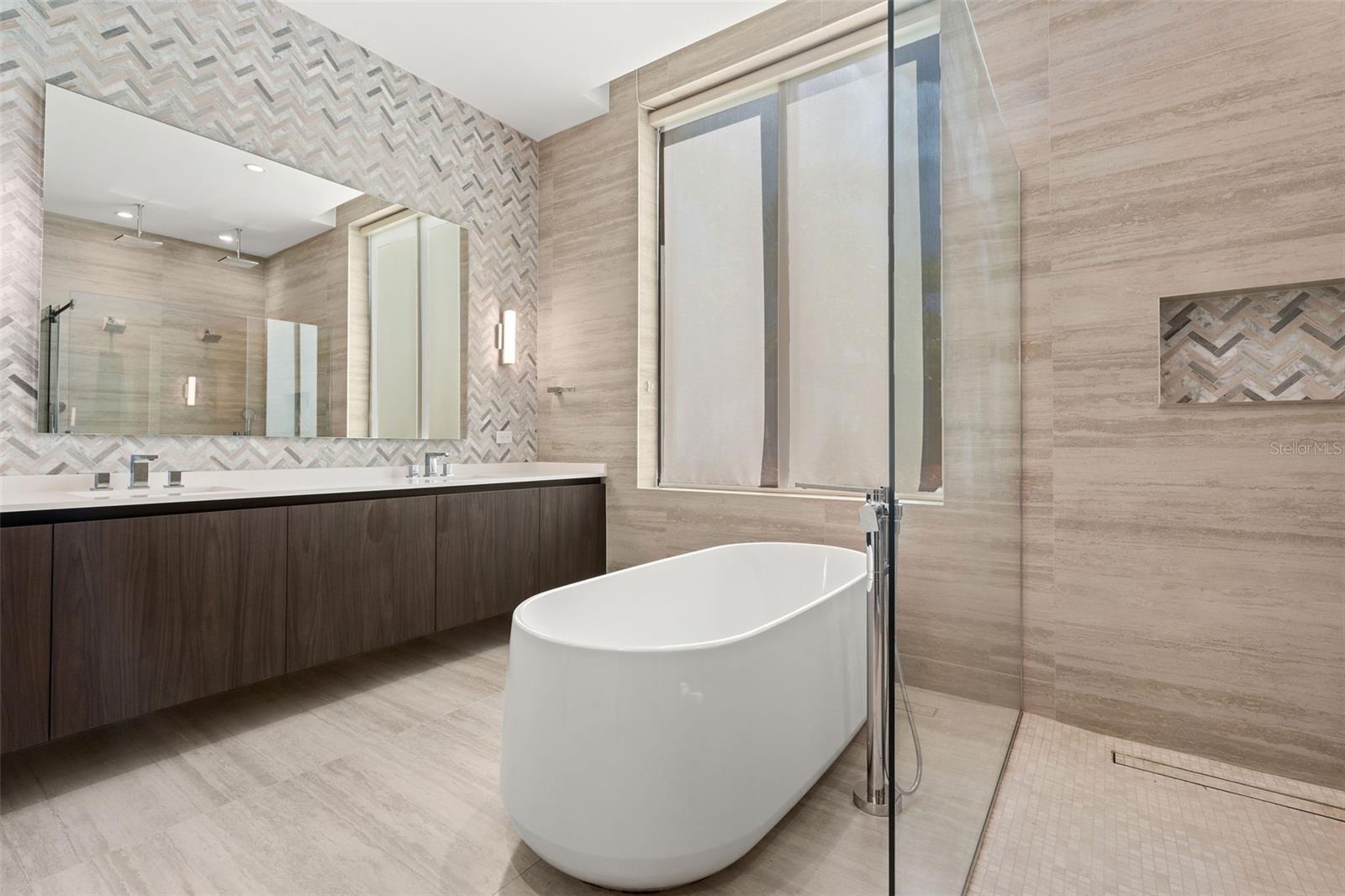 PR9117905 Property Photo