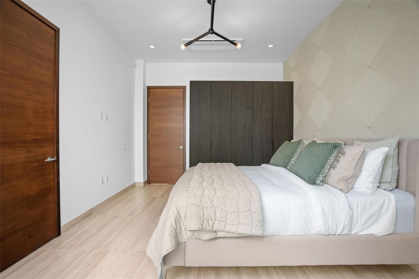 PR9117905 Property Photo