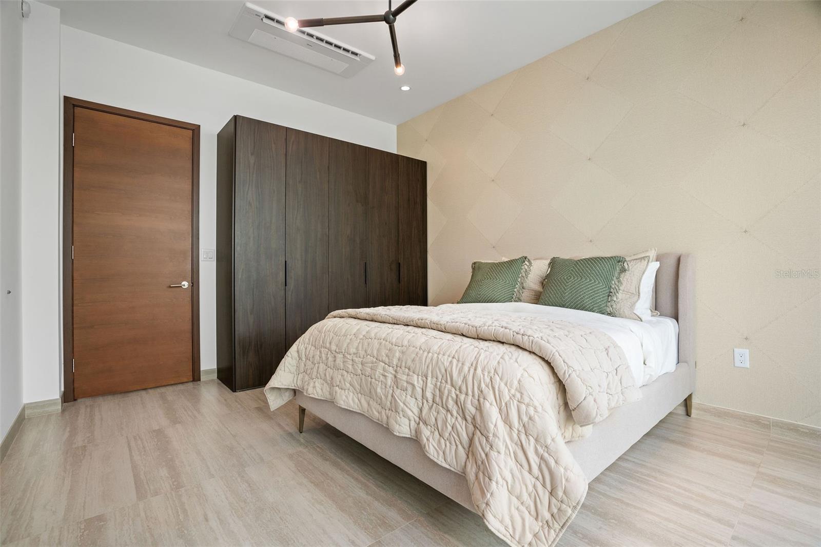 PR9117905 Property Photo