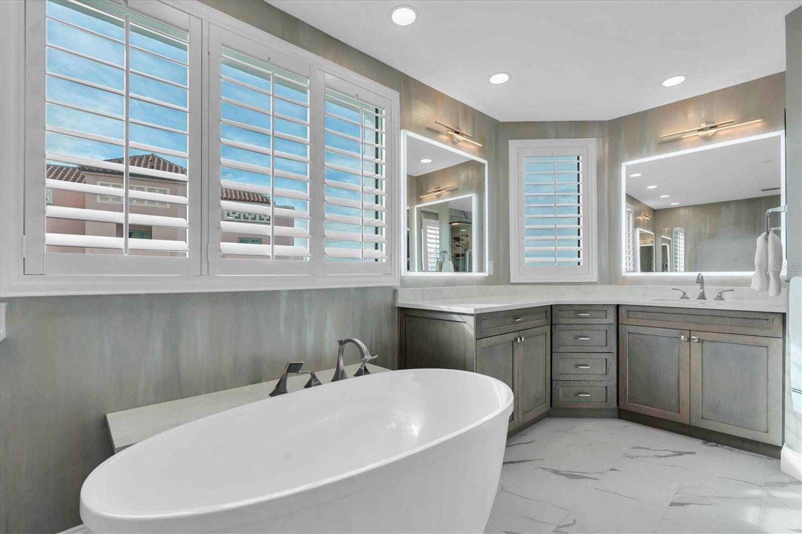 TB8455398 Property Photo