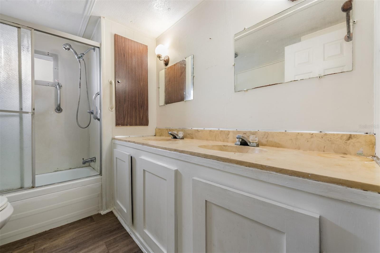 TB8455954 Property Photo