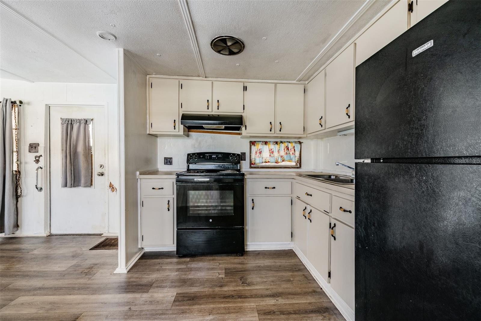 TB8455954 Property Photo