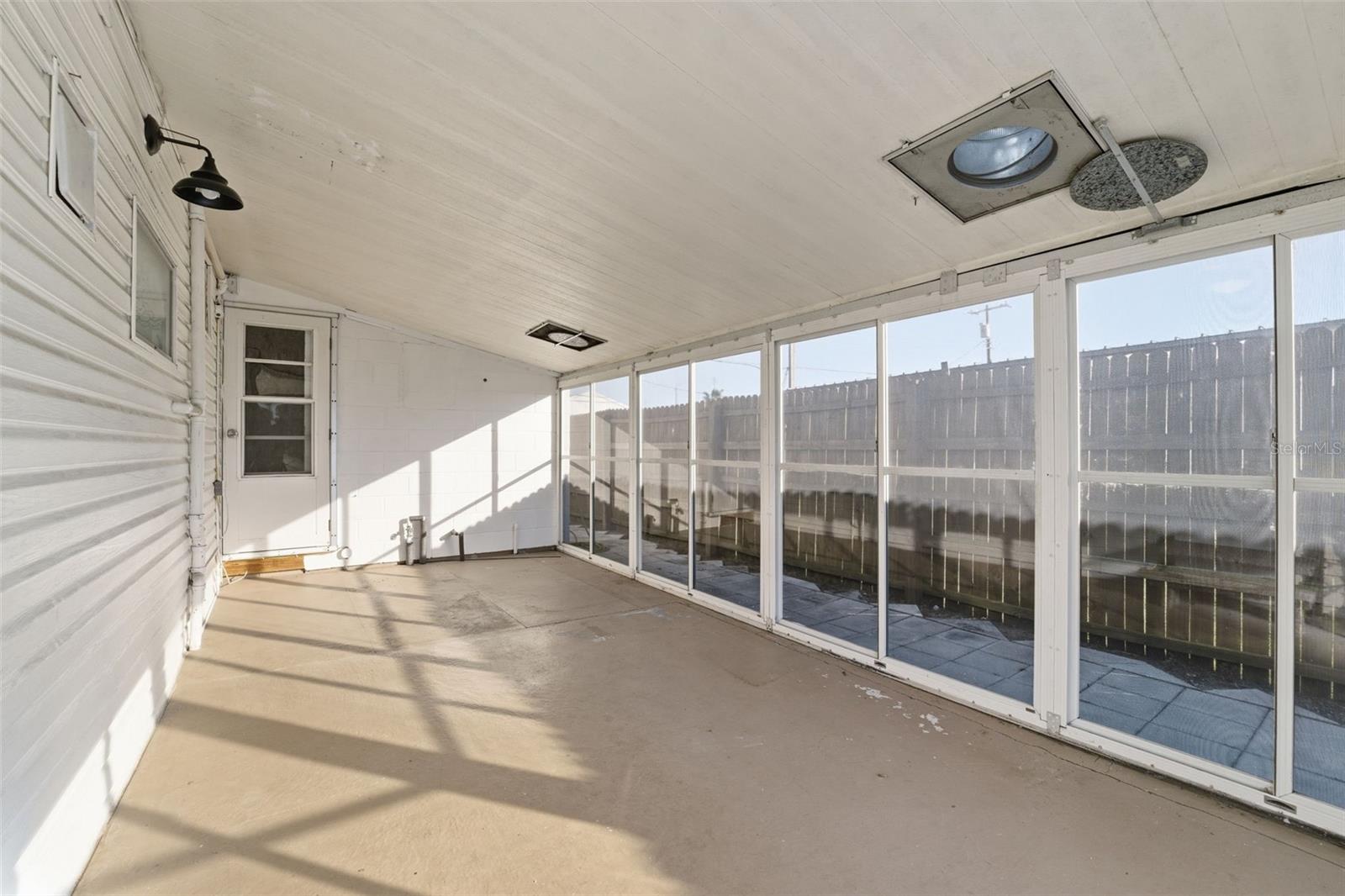 W7881395 Property Photo