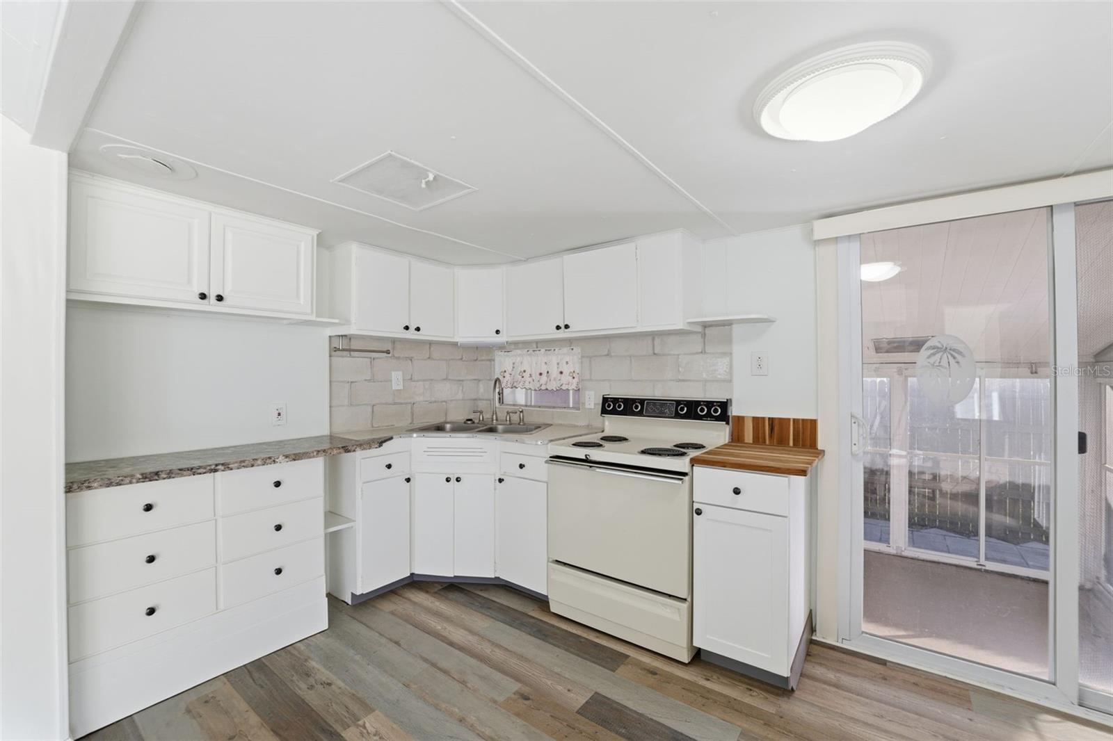 W7881395 Property Photo