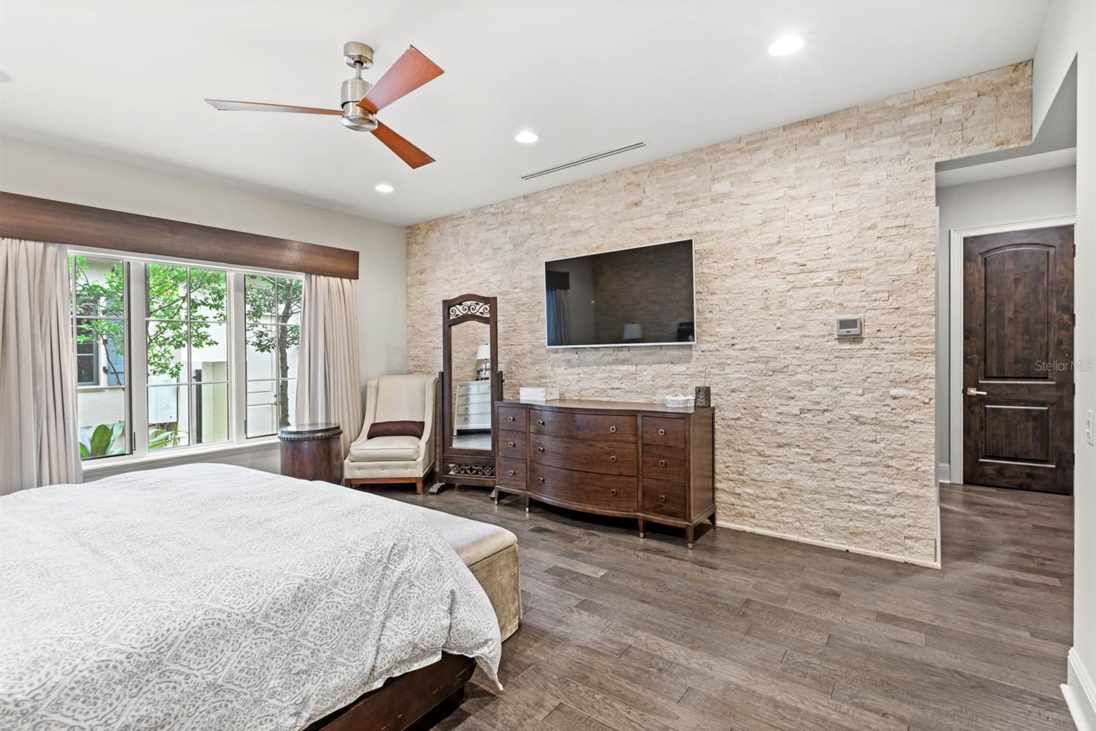 O6367205 Property Photo