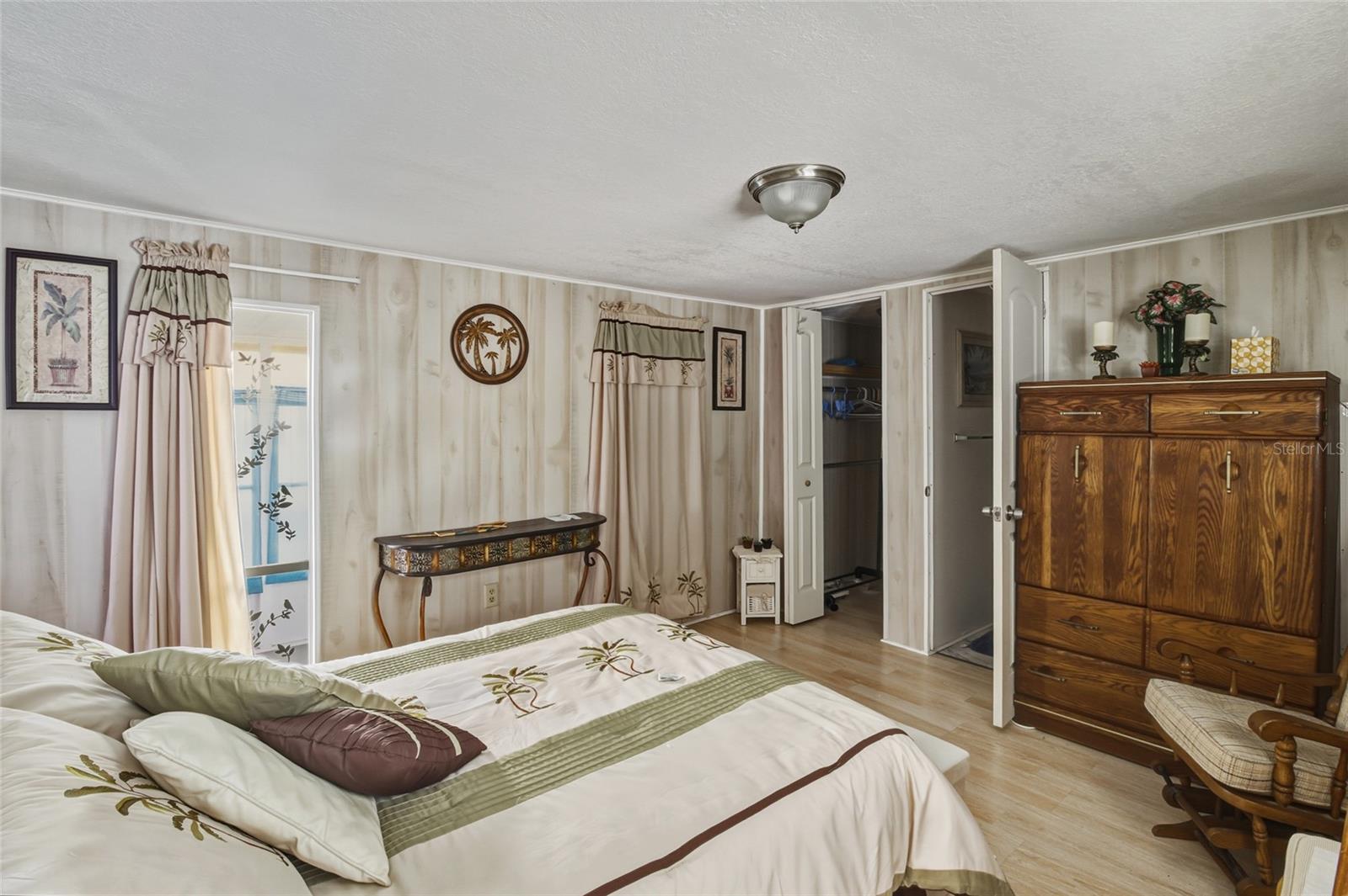 TB8456257 Property Photo