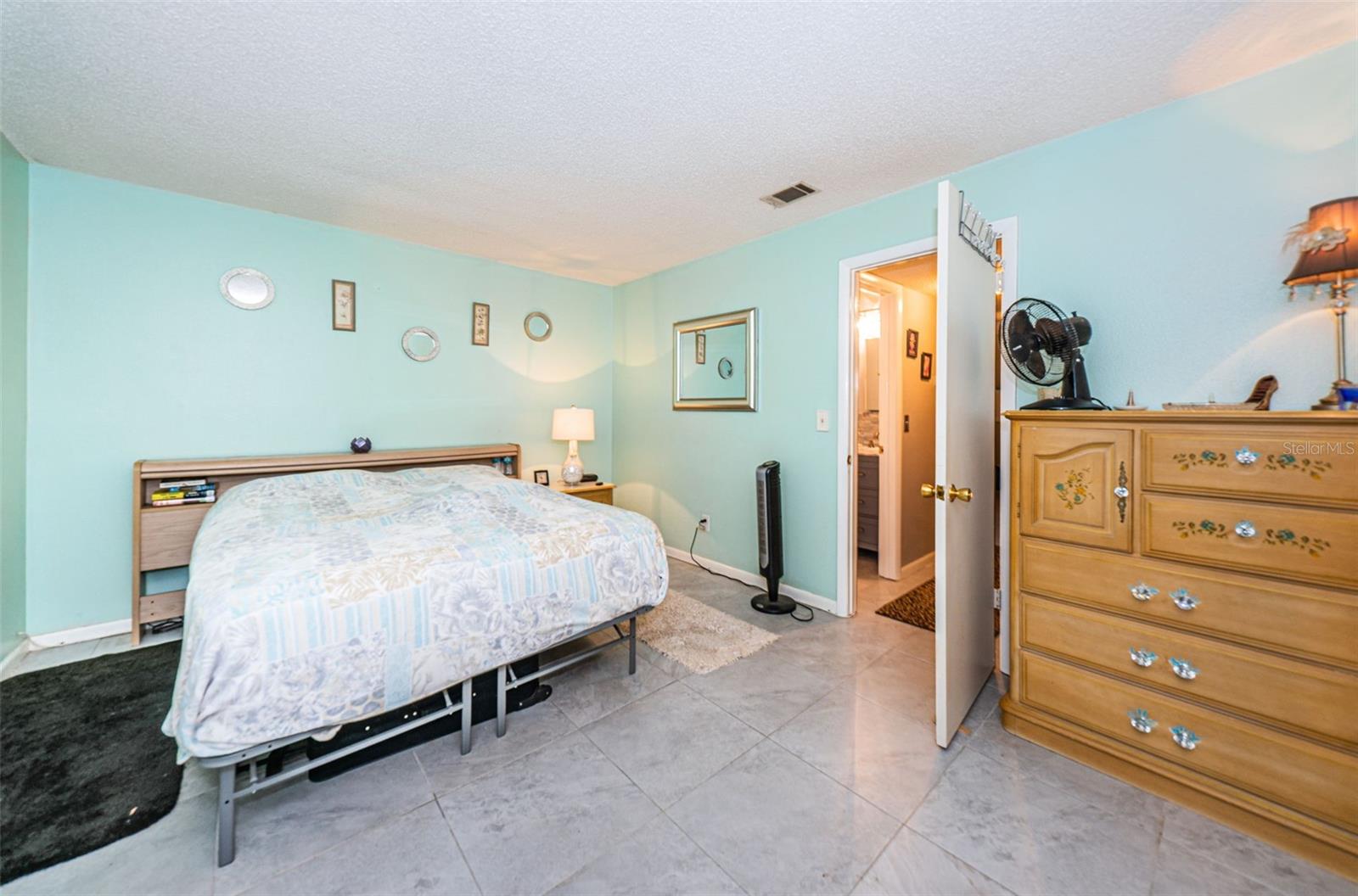 TB8457153 Property Photo