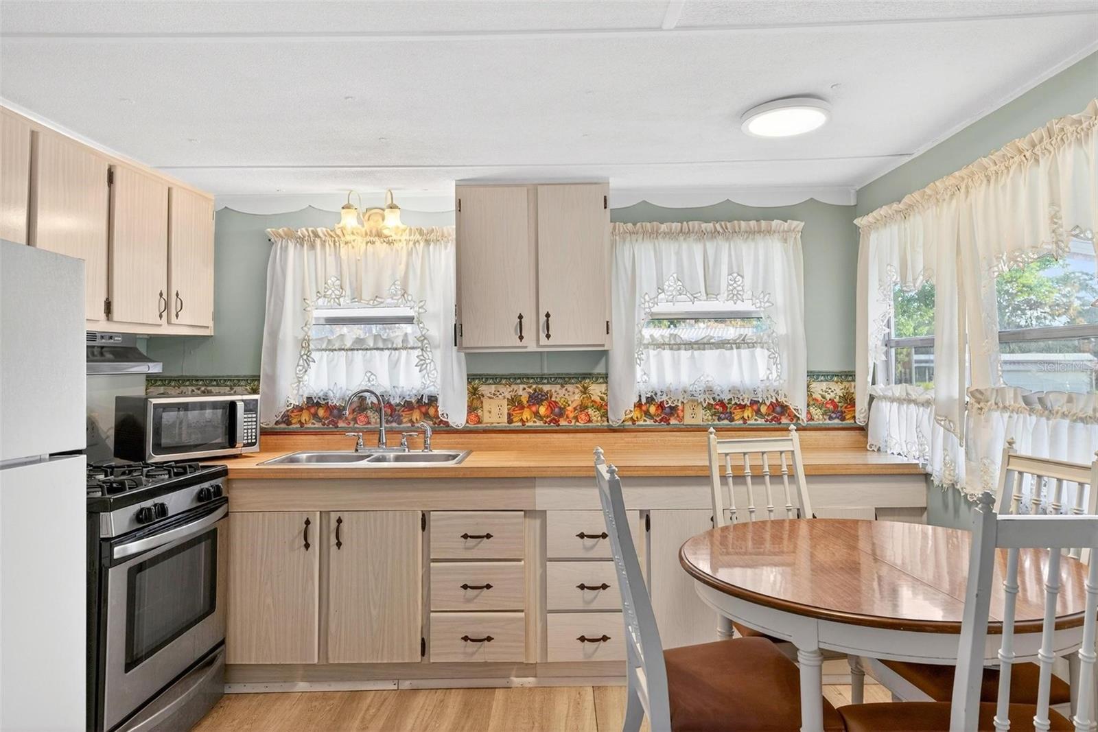 V4946373 Property Photo