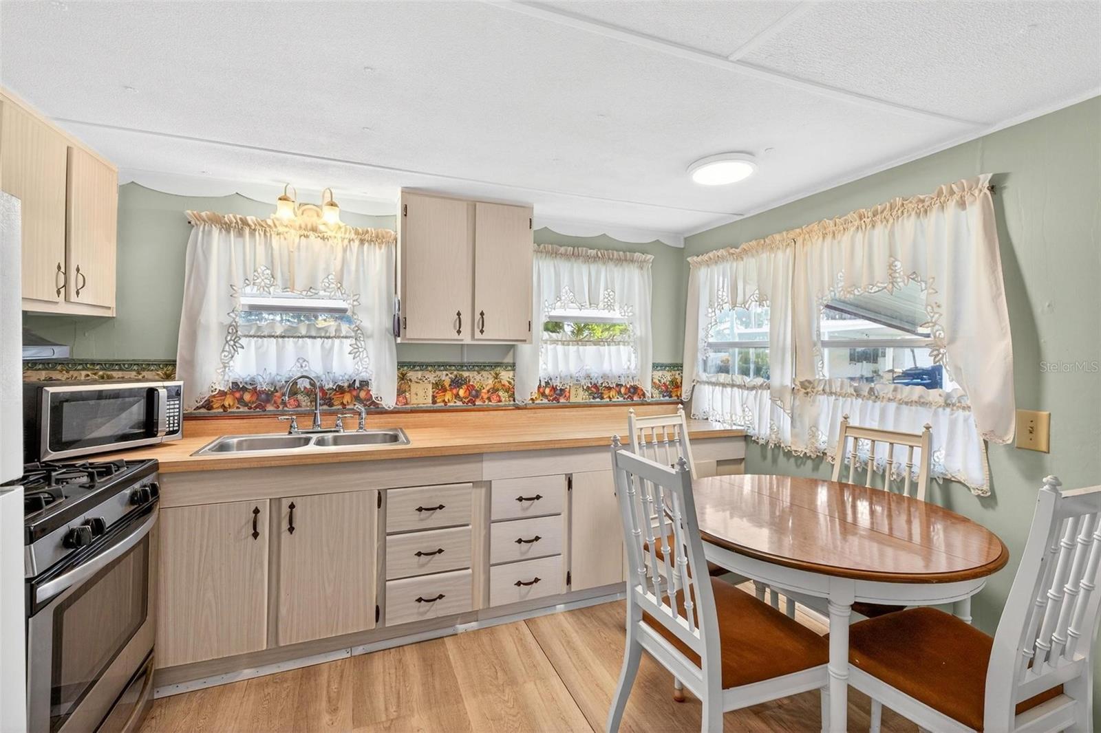 V4946373 Property Photo