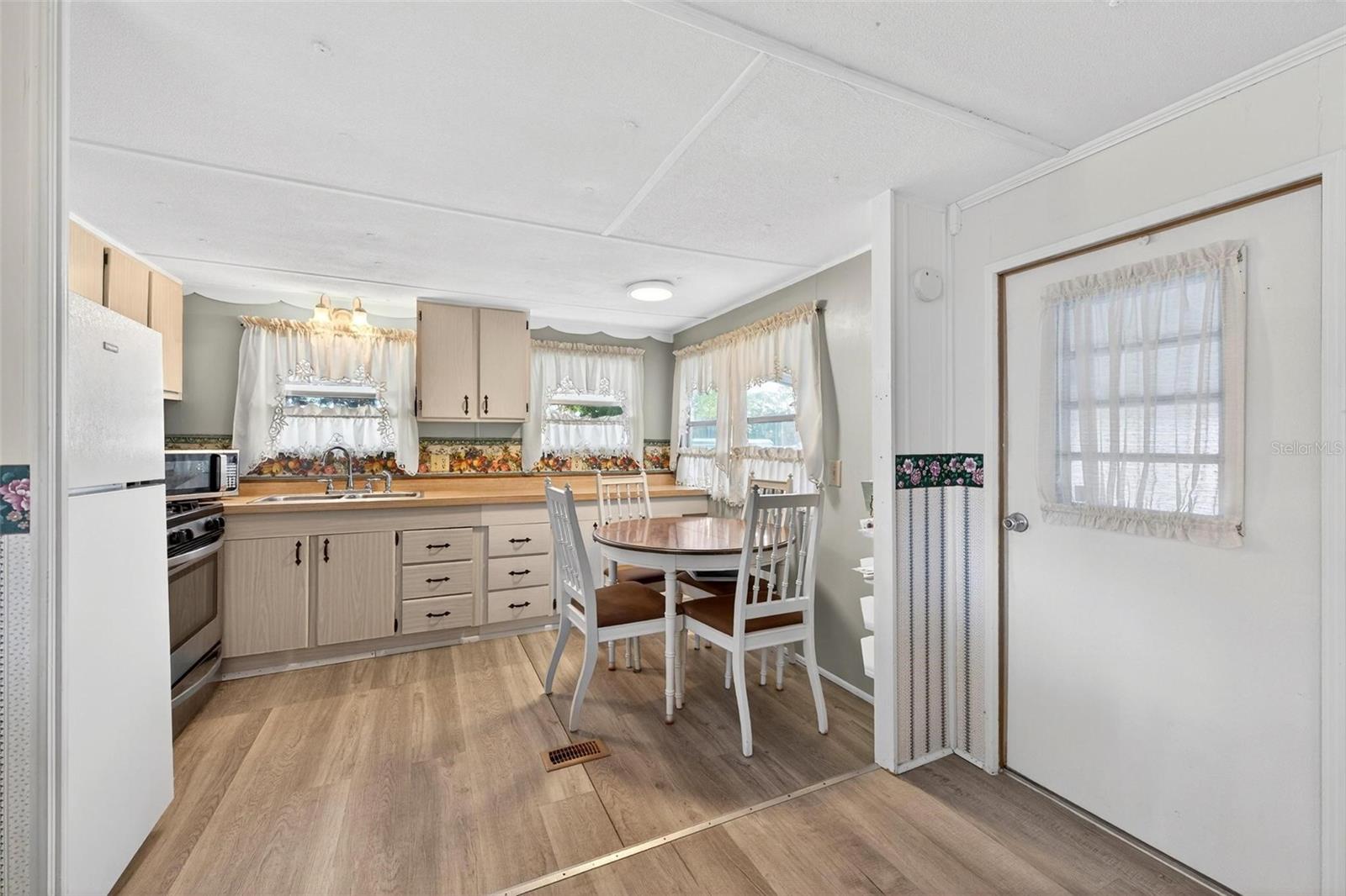 V4946373 Property Photo