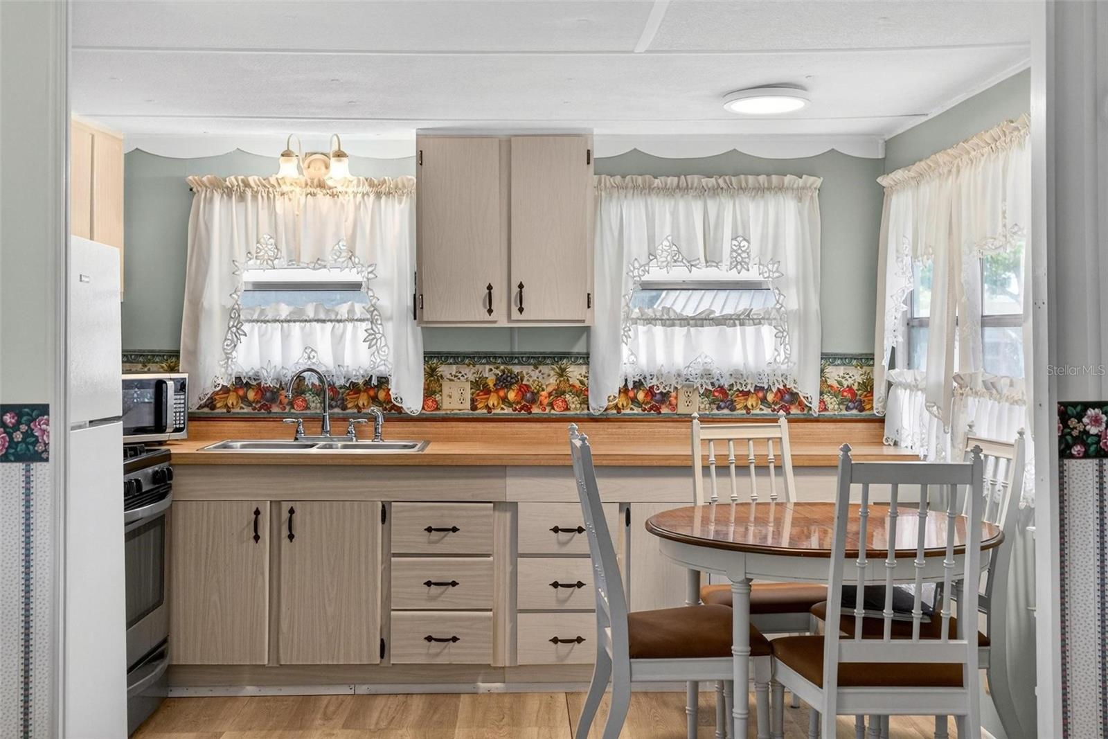 V4946373 Property Photo