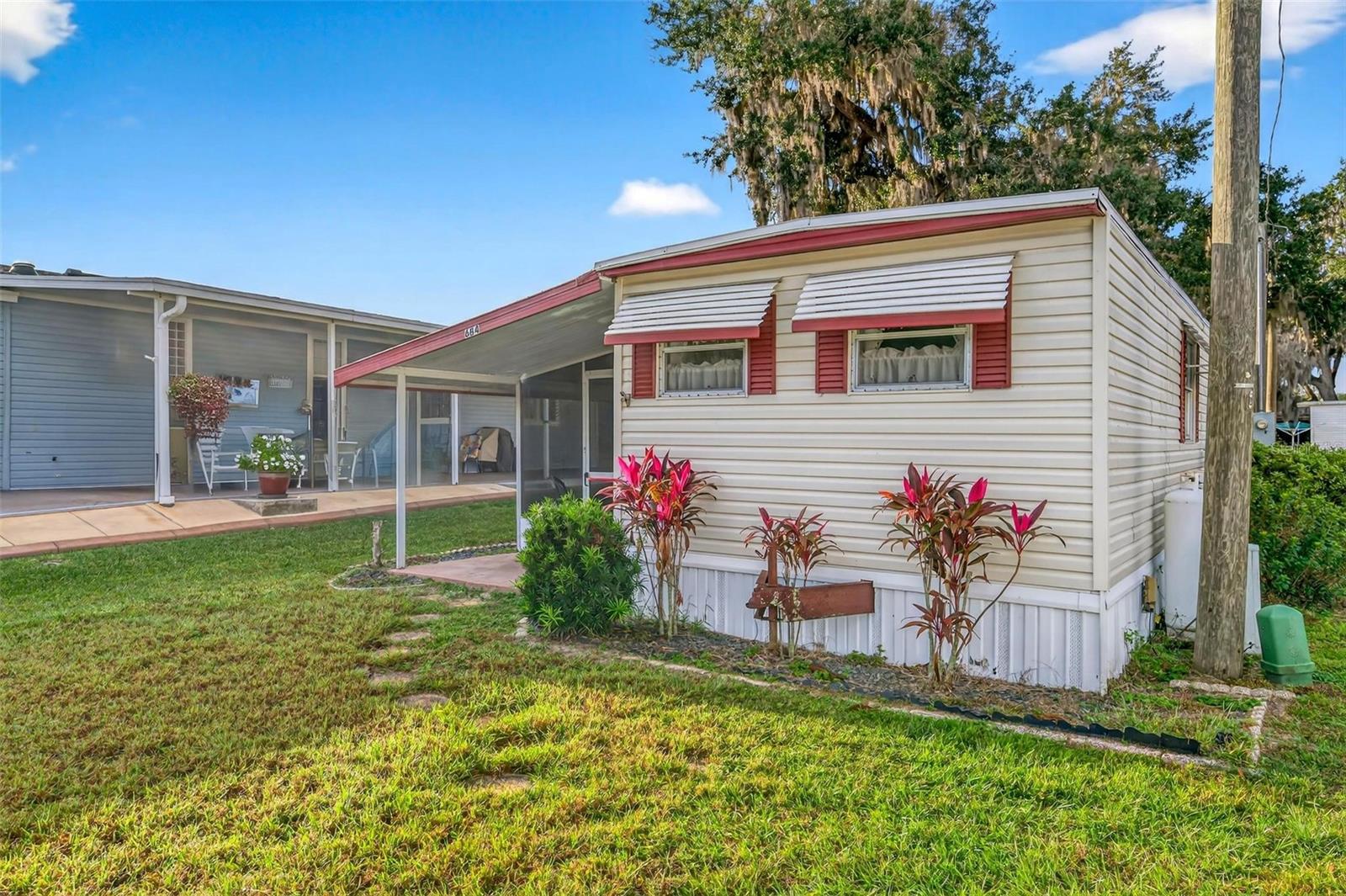 V4946373 Property Photo