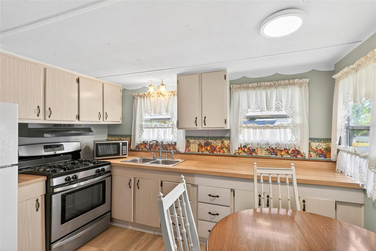 V4946373 Property Photo