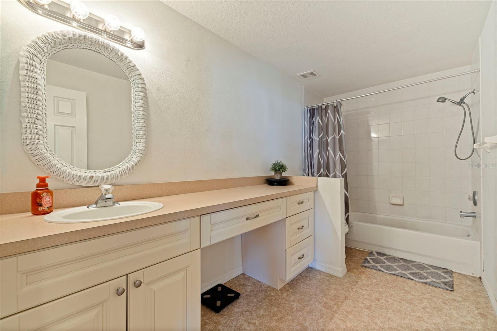 Large 2nd Floor Bath