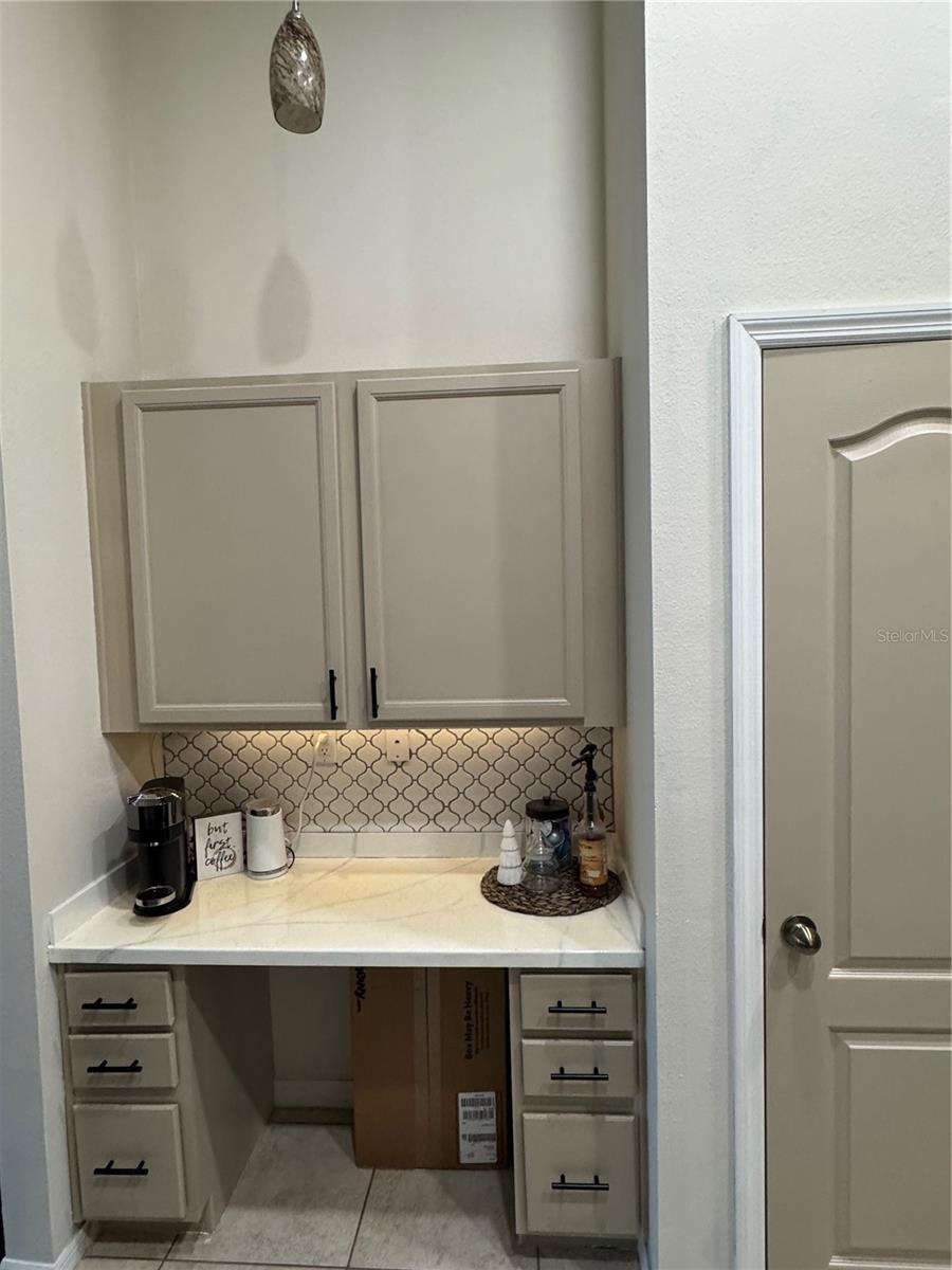 Desk/Breakfast Bar start you off correctly in the morning