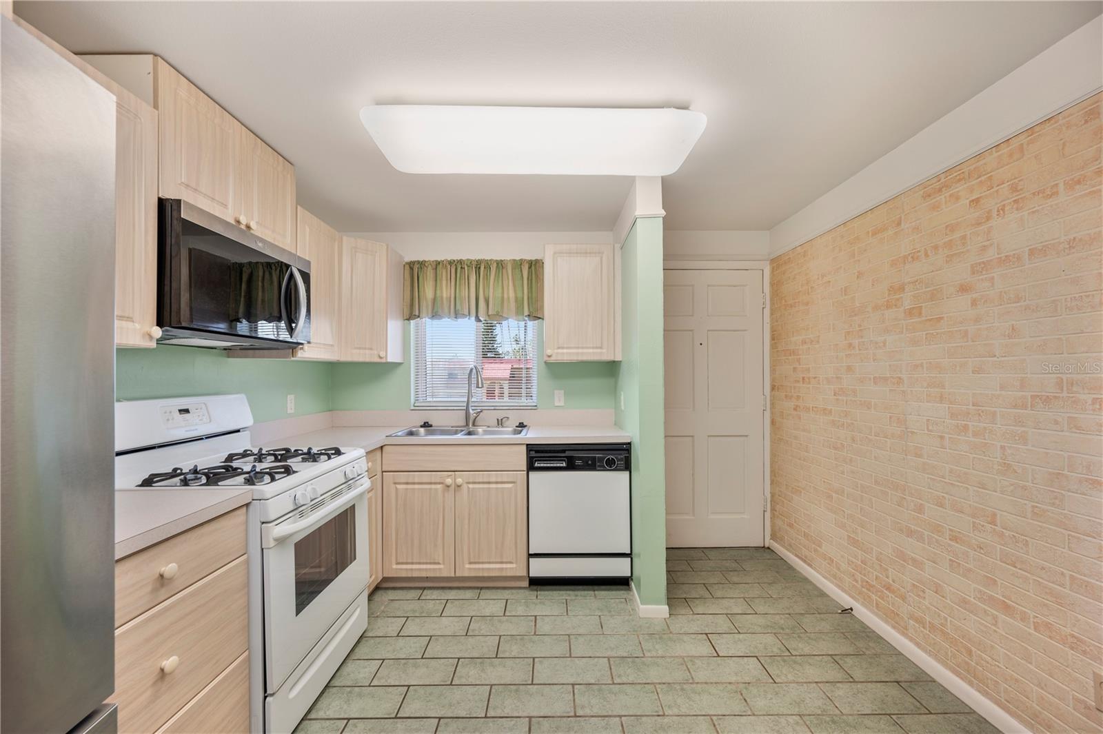 P4937331 Property Photo