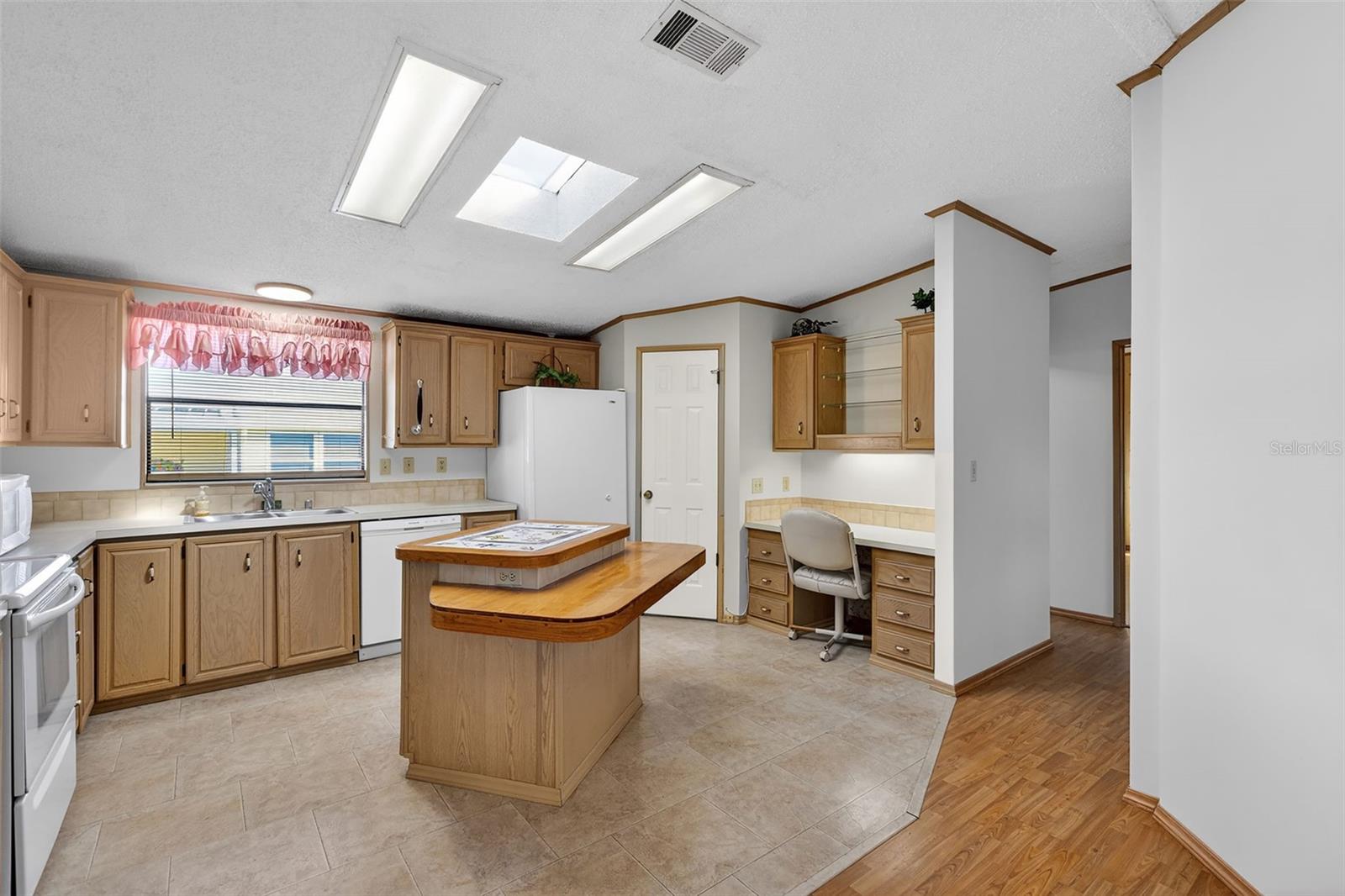 TB8457889 Property Photo