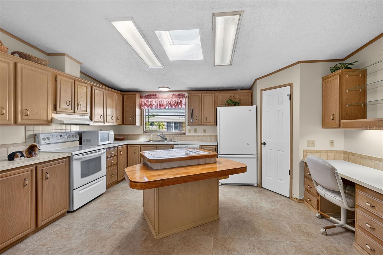 TB8457889 Property Photo