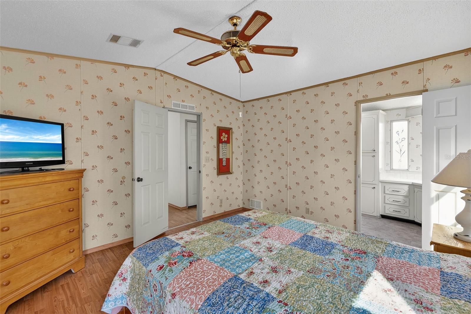 TB8457889 Property Photo