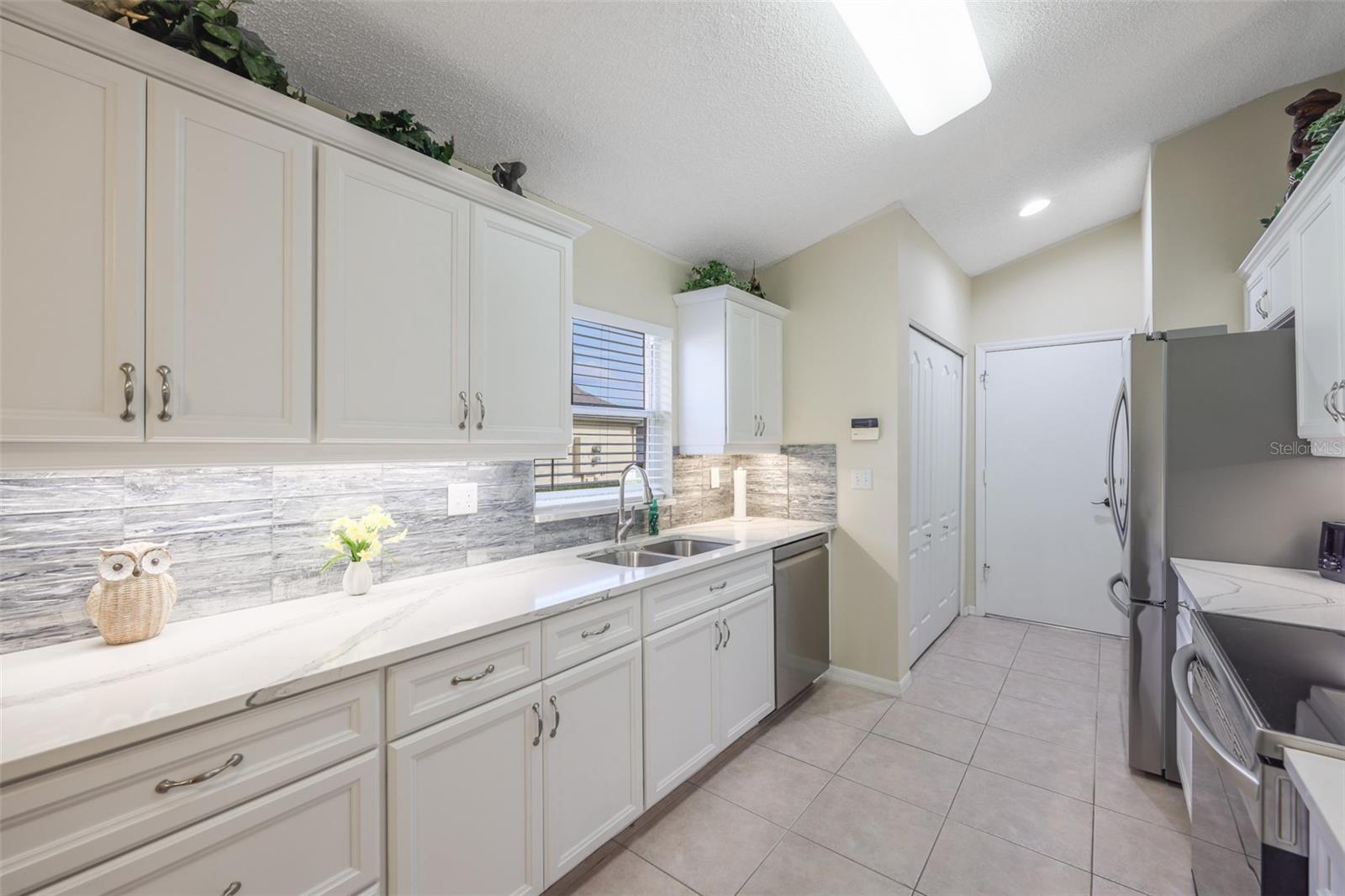 Stunning kitchen with quartz counter tops, beautiful glass backsplash, brand new stainless steel appliances.