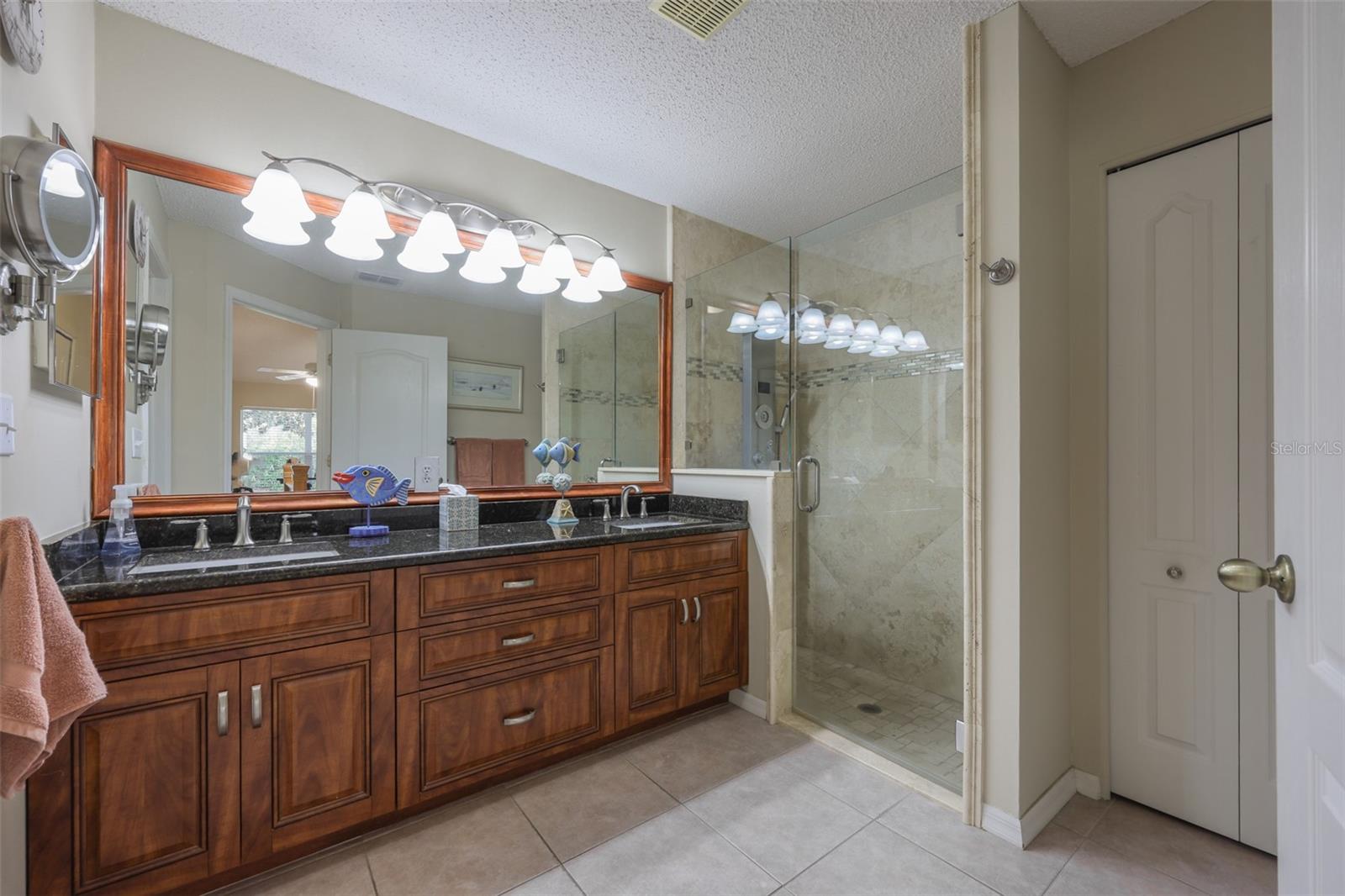 Elegant updated en-suite bathroom.