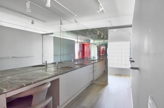 N6142032 Property Photo