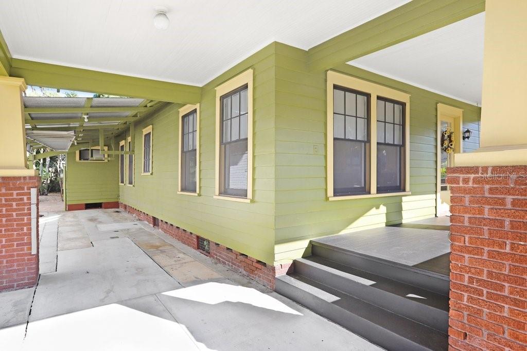 Attached Carport (Porte Cochere)