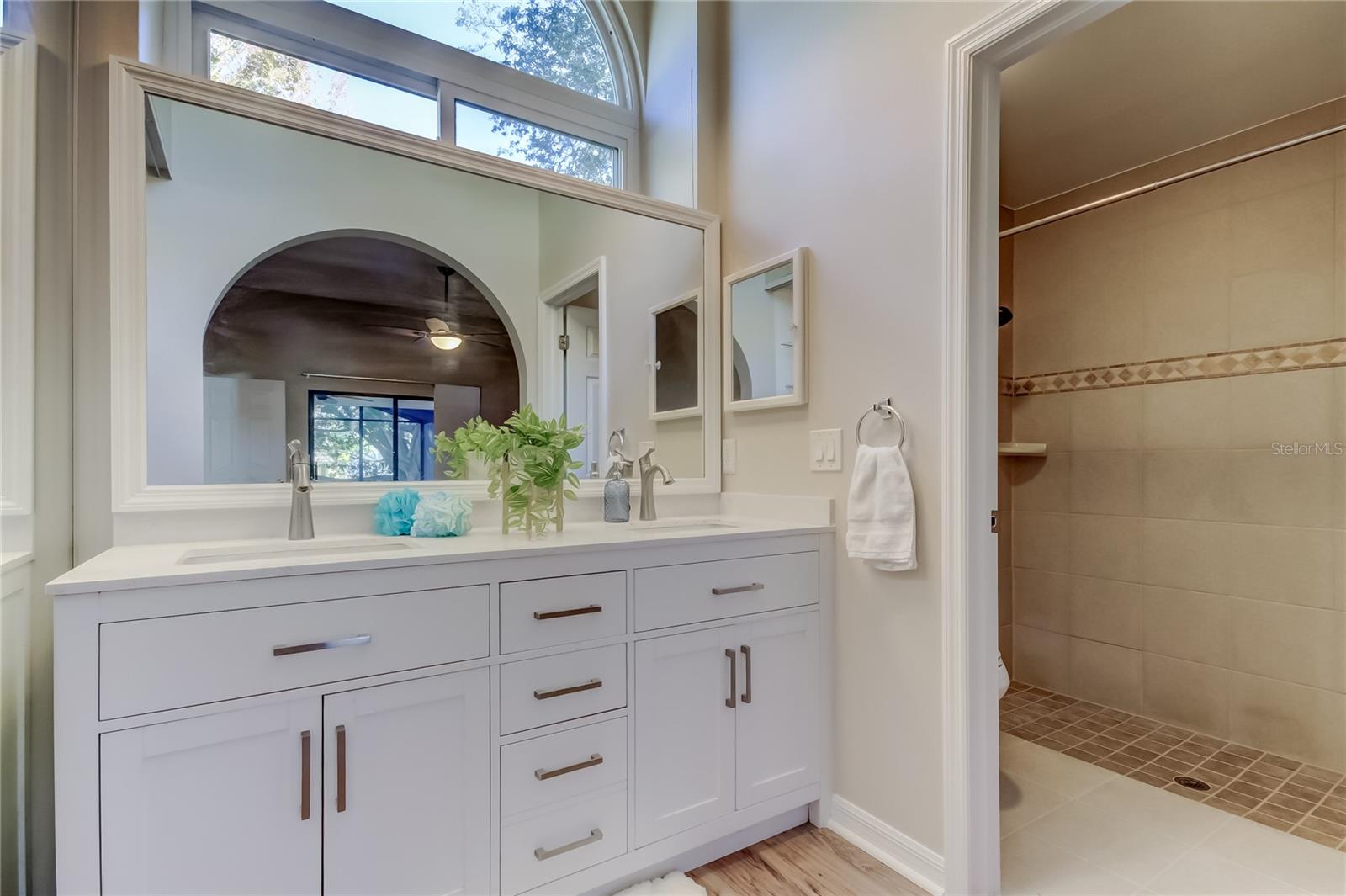 32. Updated Dual Sink Vanity & Private Separate Wet Room (6.3 x 12')!