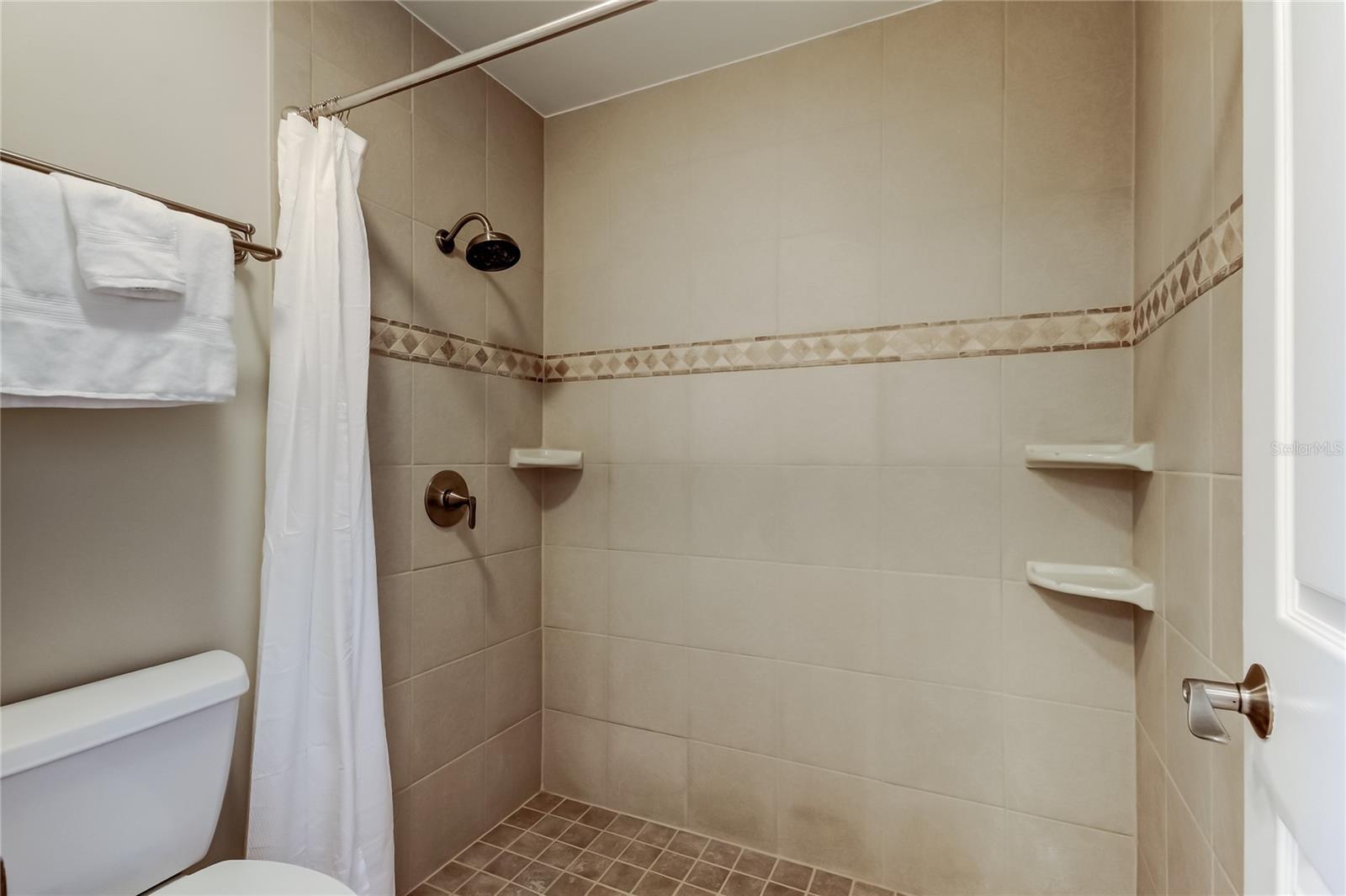 33a. Tastefully Tiled, Freshly Grouted, Step-in Style Shower w Built-in Features & Listella Decor!!