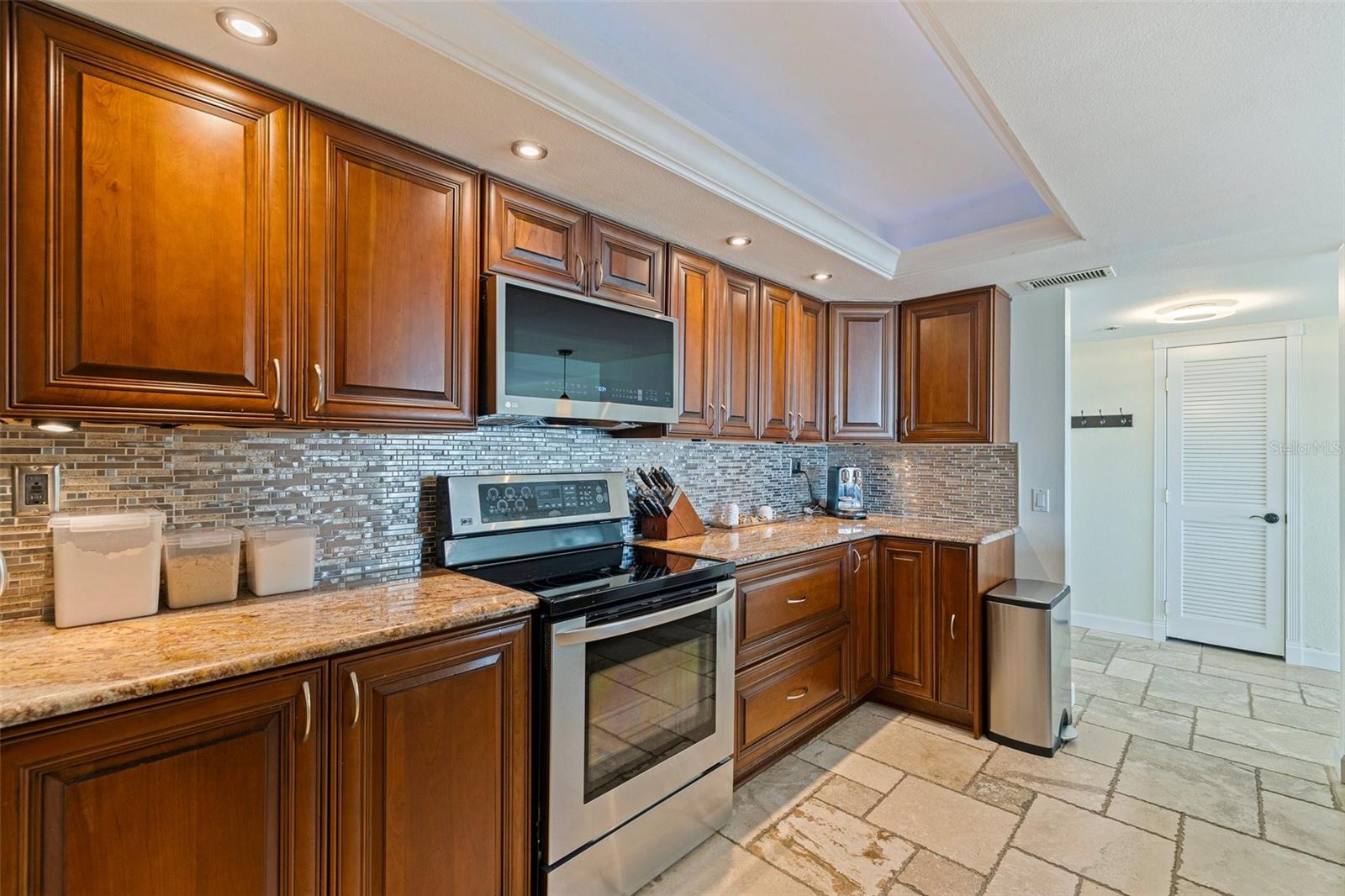 KITCHEN WITH GRANITE COUNTERTOPS AND UNDER COUNTER LIGHTING