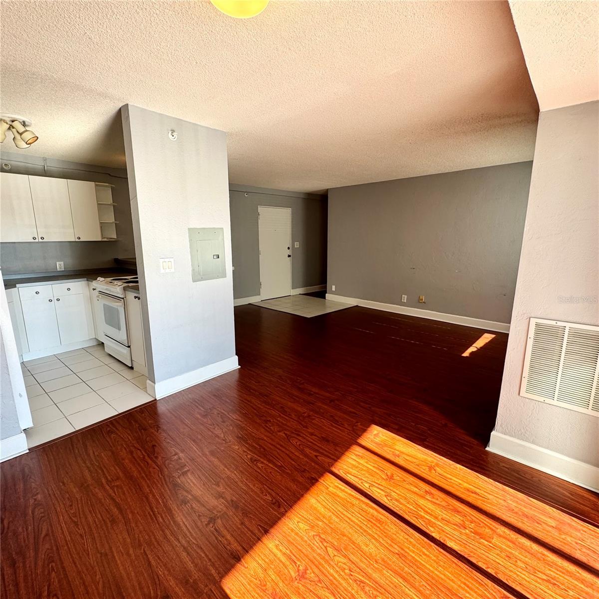 TB8459361 Property Photo