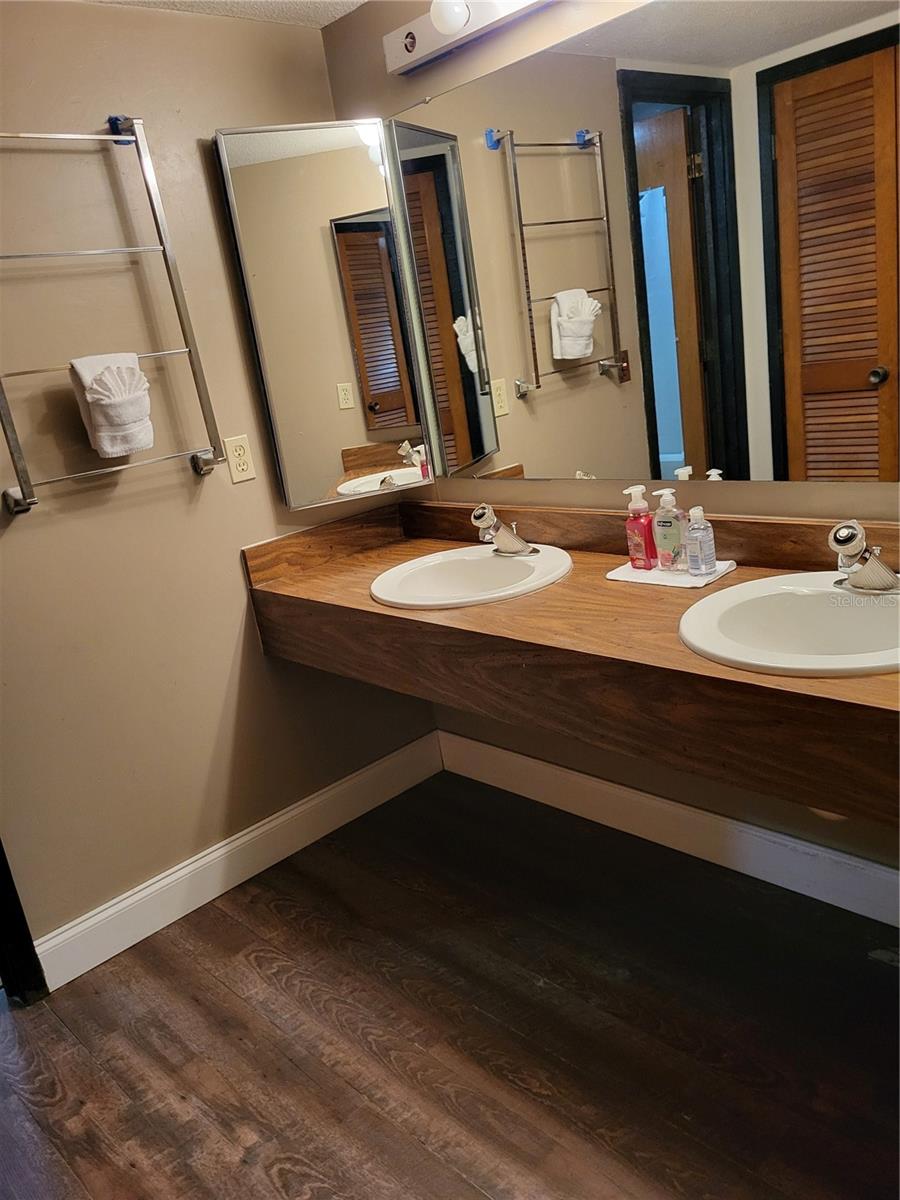 P4937375 Property Photo