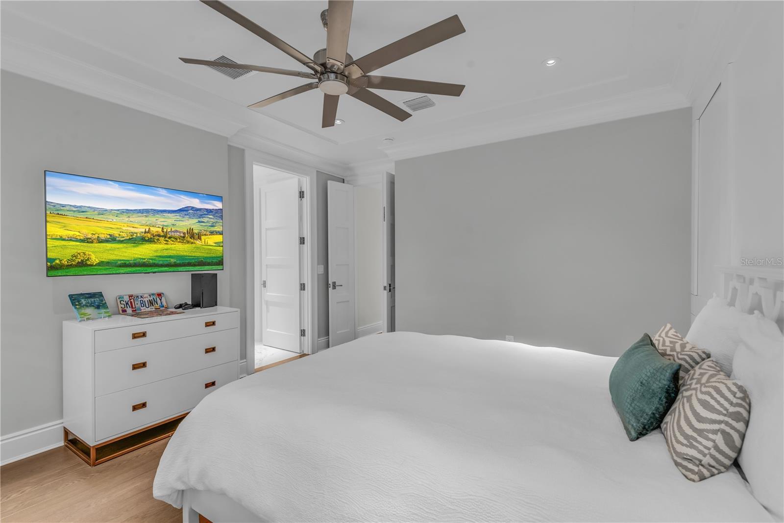 O6370317 Property Photo