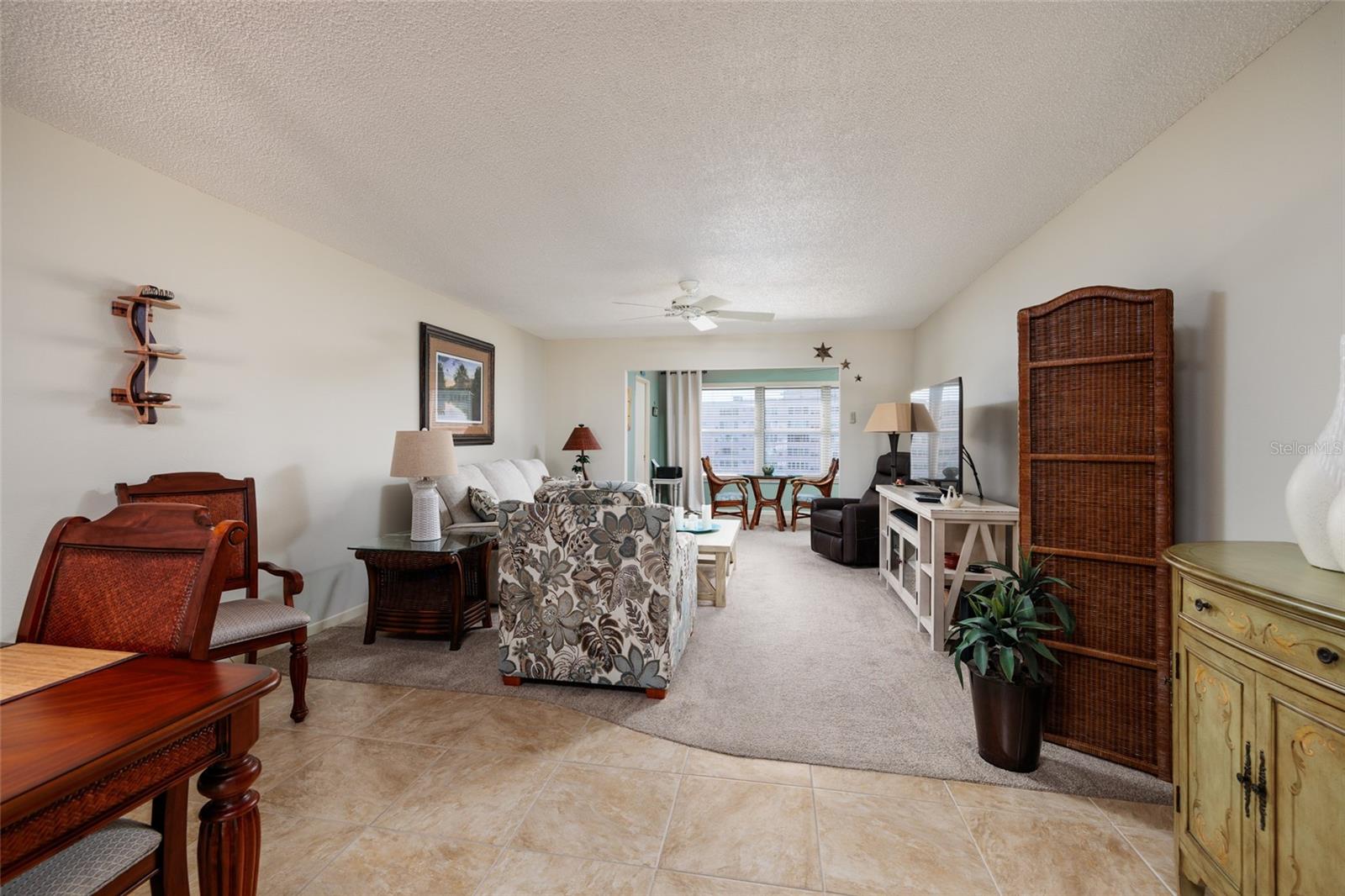 Living area (14'x14'). Carpet. Unit sold turnkey (fully furnished).