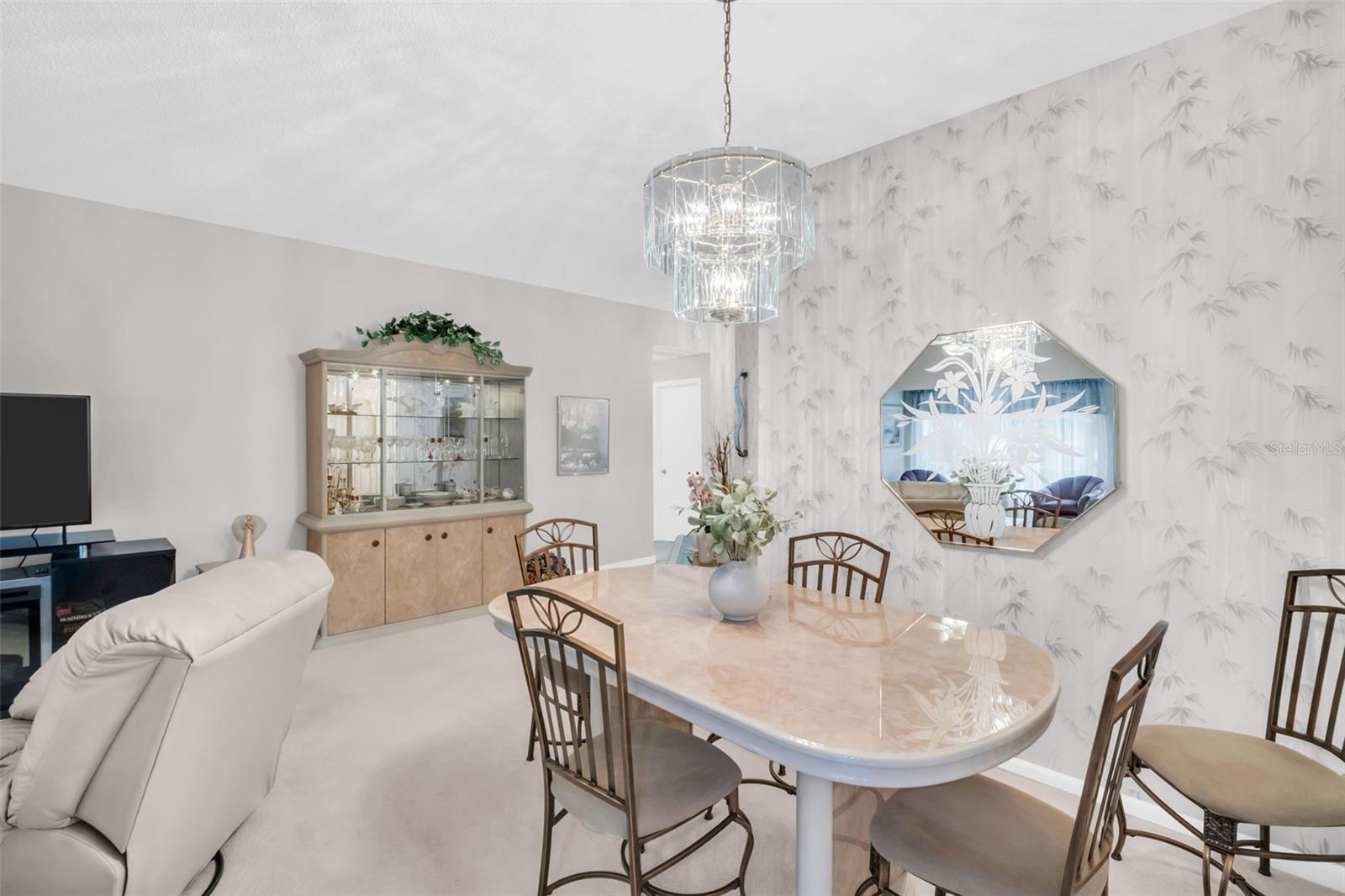 Neutral colors and pristine carpet~