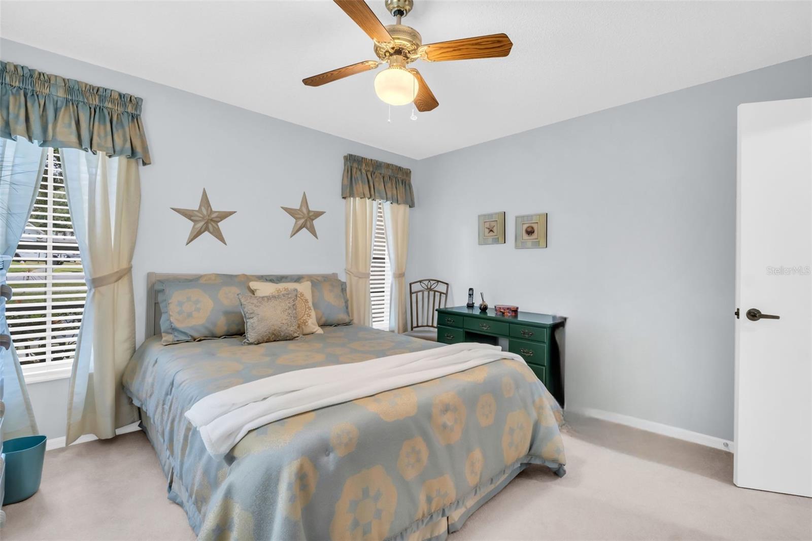 Could make the perfect office or craft room with endless possibiities~