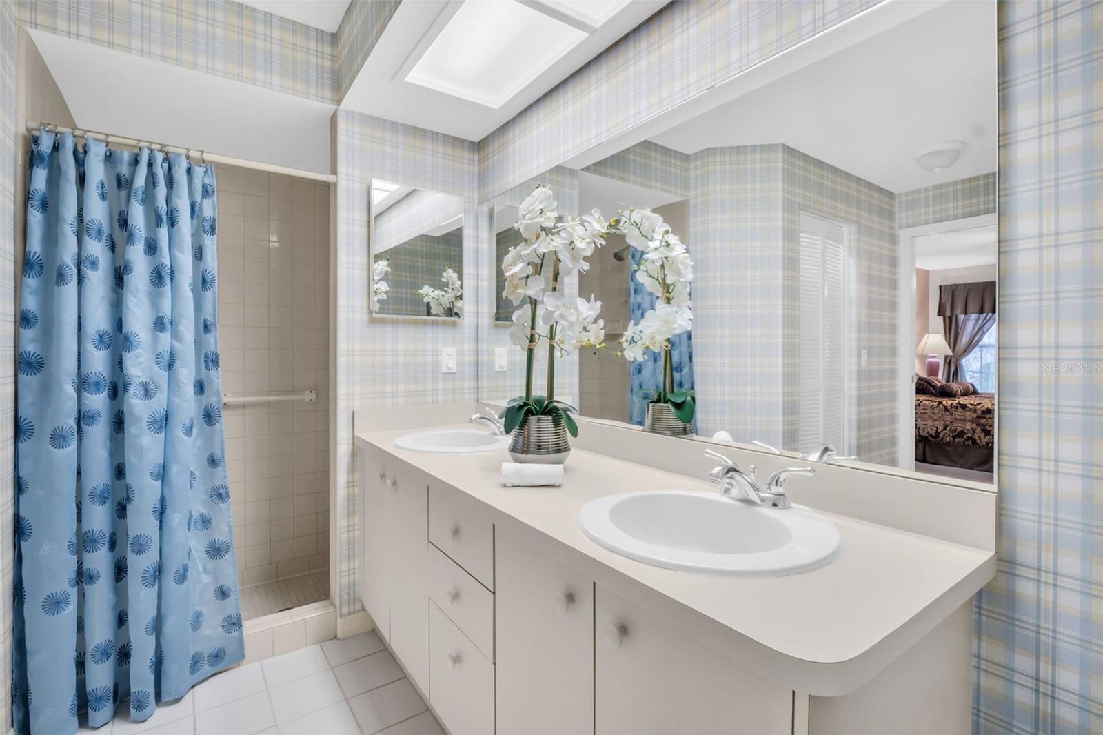 Large en-suite walk-in shower~