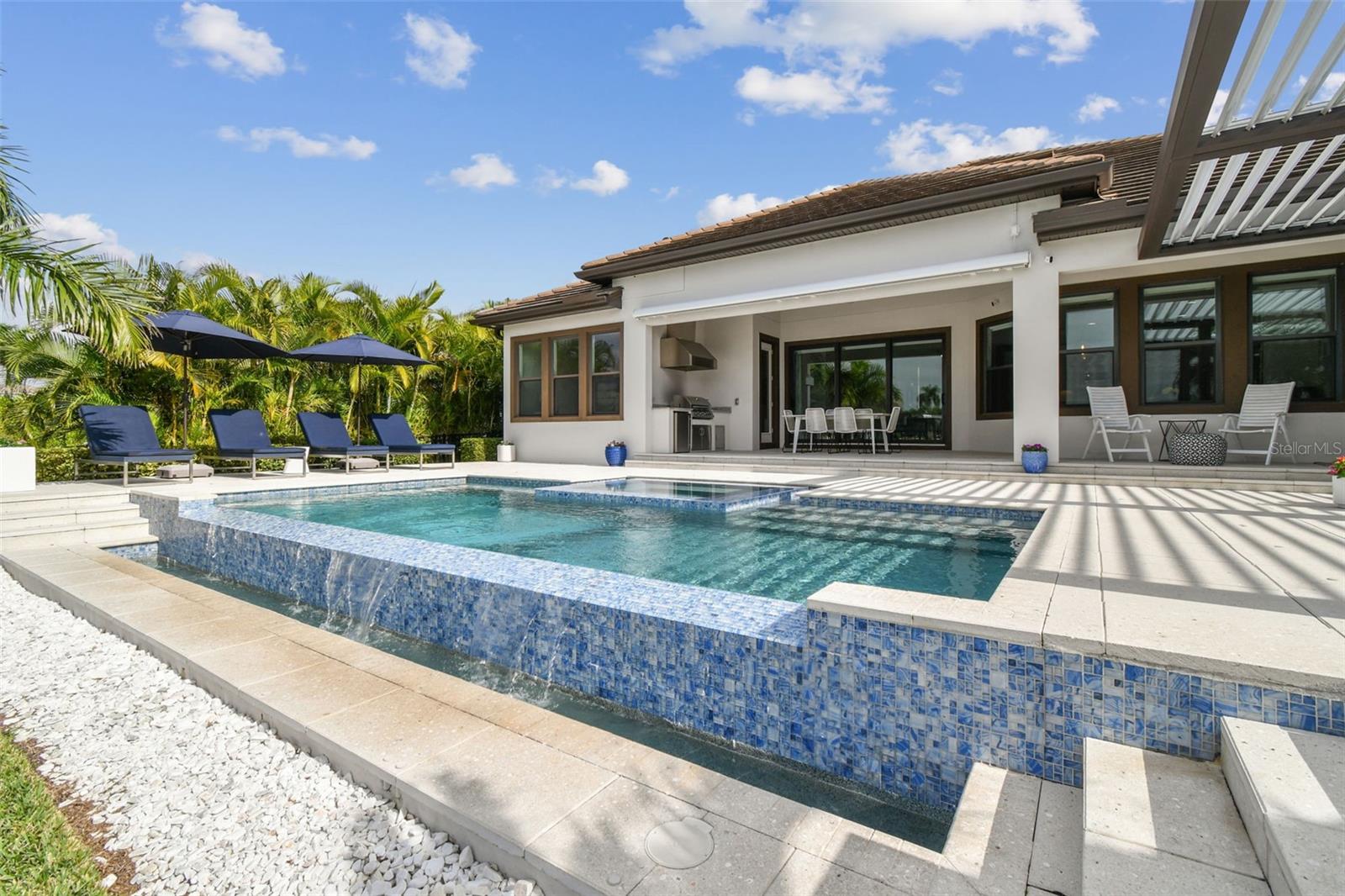 TB8460255 Property Photo