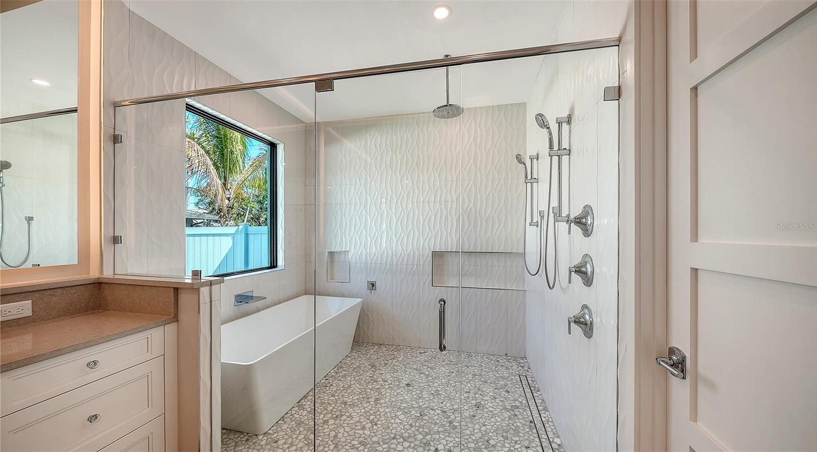 A4676686 Property Photo