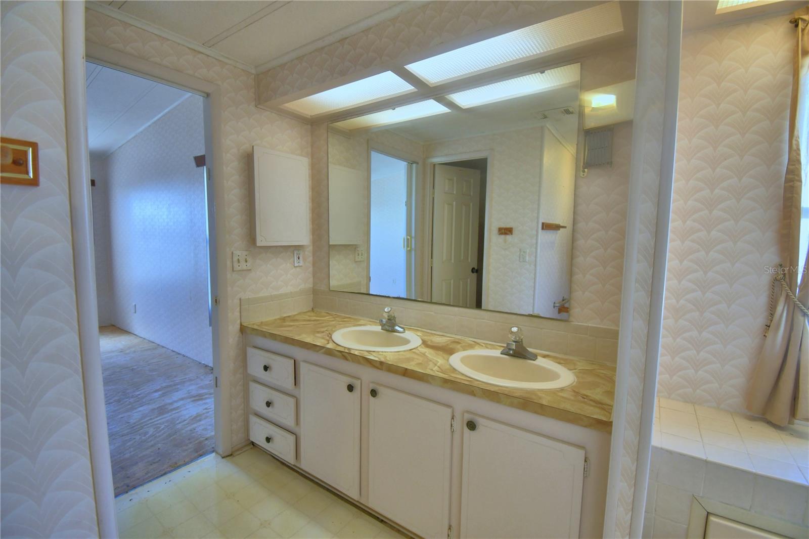 P4937395 Property Photo