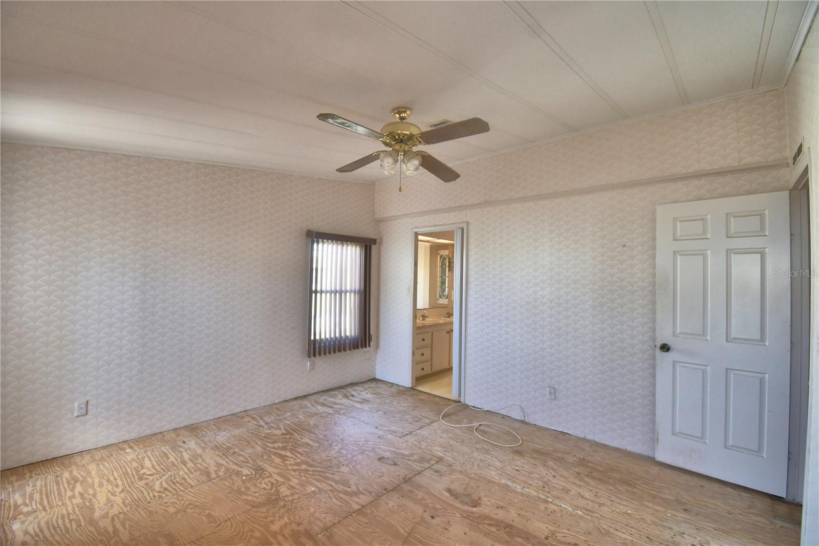 P4937395 Property Photo