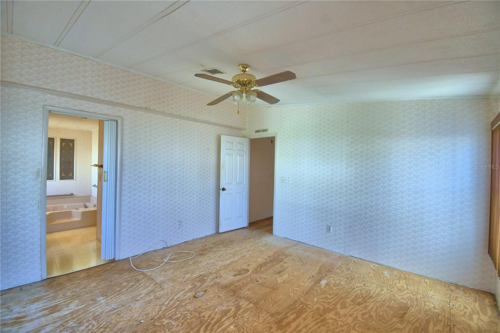 P4937395 Property Photo