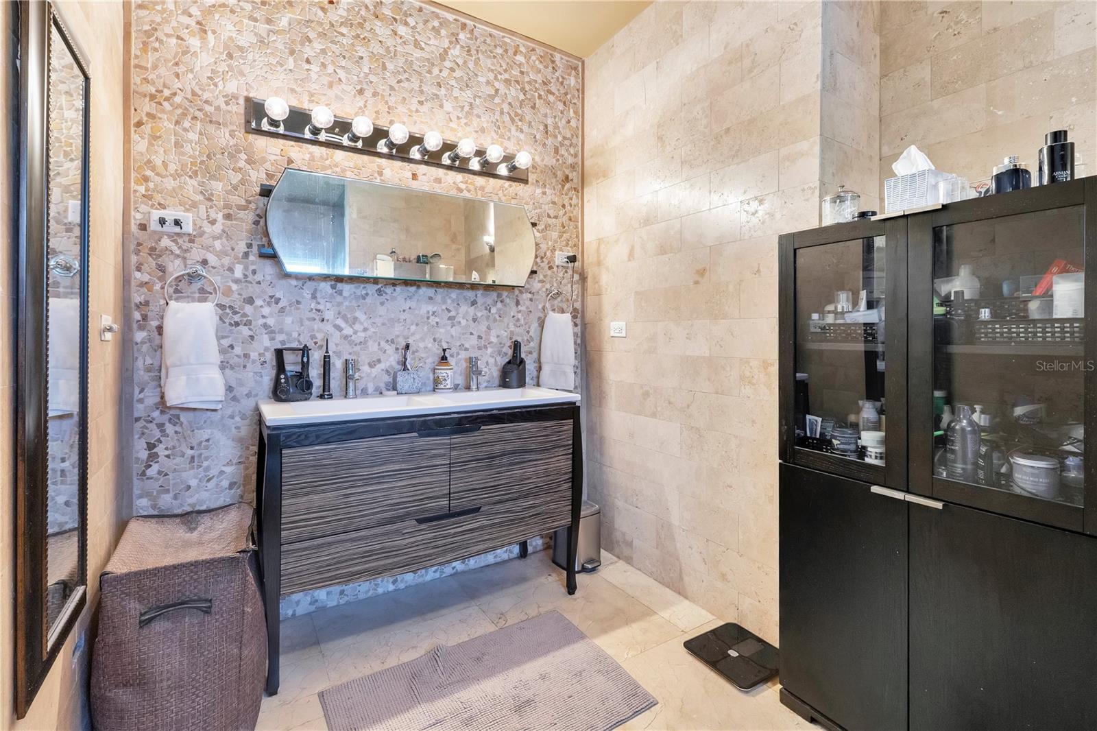 O6370629 Property Photo