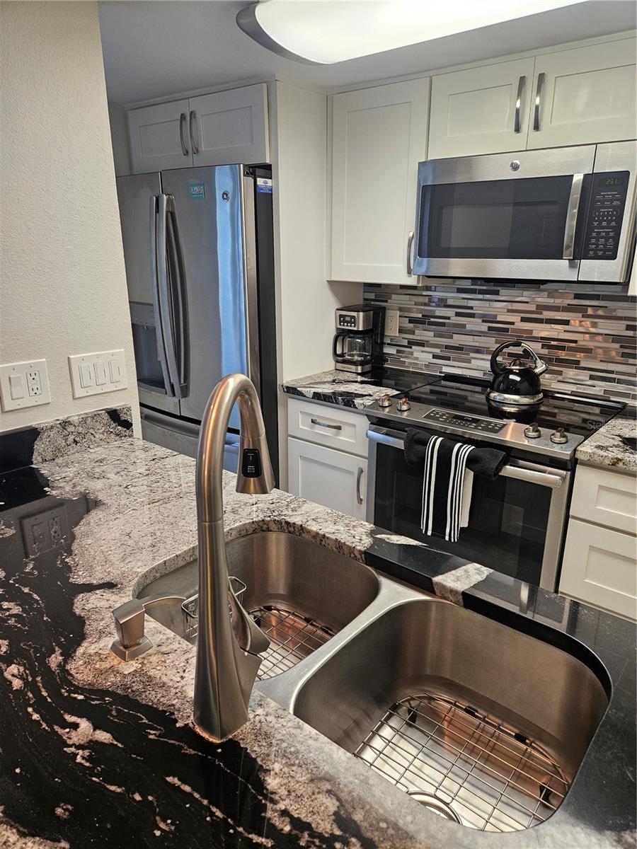 kitchen sink and high end granite counter tops
