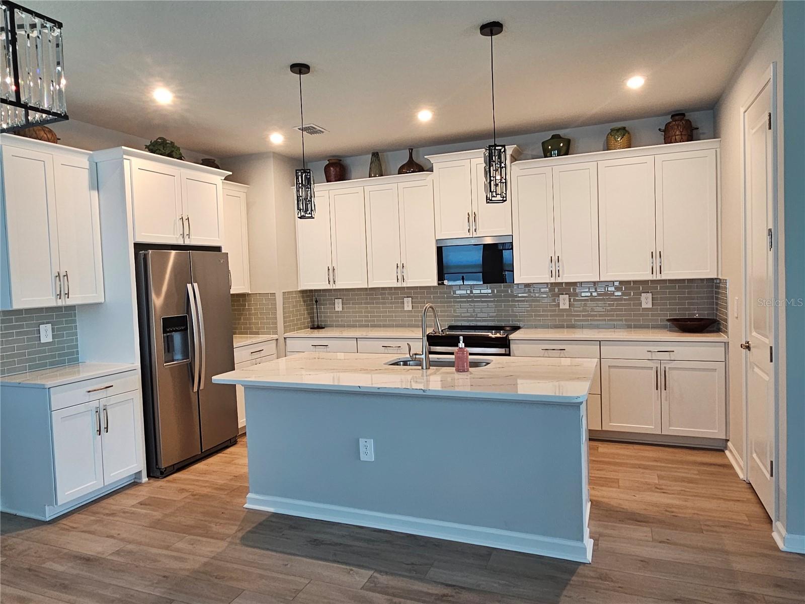 Open Kitchen w/Breakfast Bar