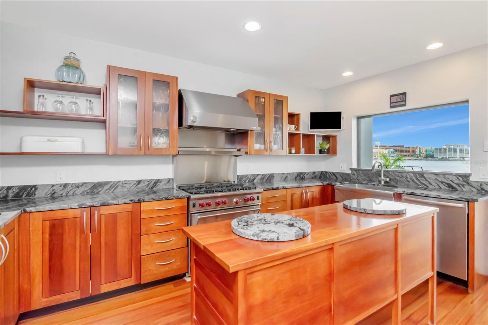 TB8460674 Property Photo