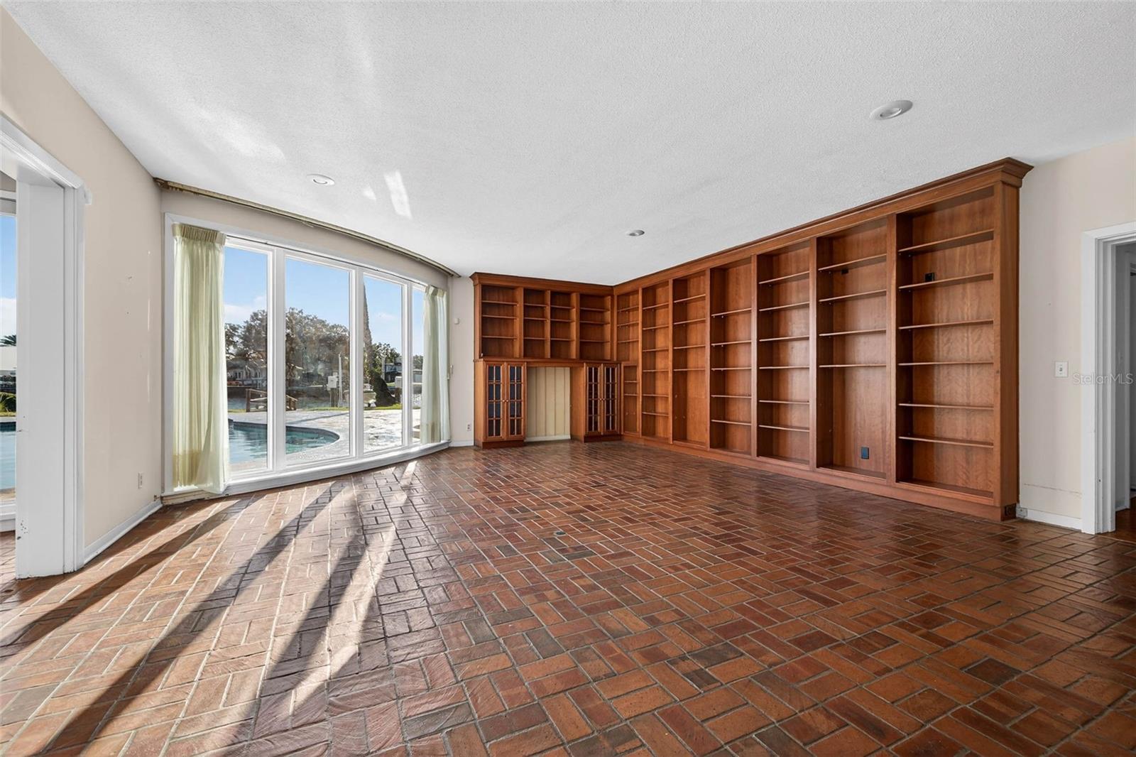 TB8460707 Property Photo