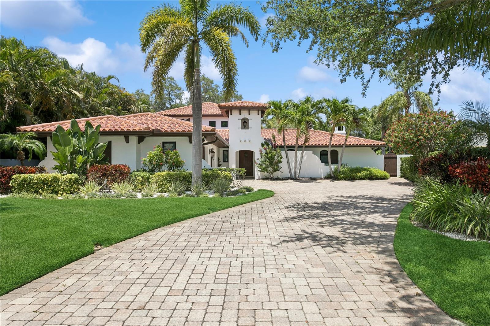 Welcome to 145 Bay Point Dr Northeast