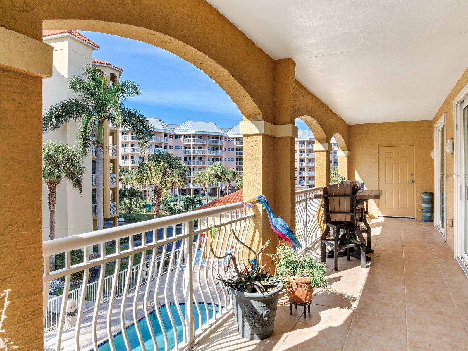 Large doublebalcony poolside